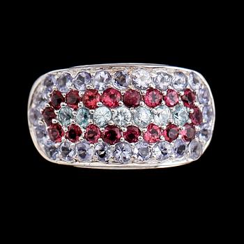 RING, sterlingsilver, blå tanzaniter, blå topaser och granater.