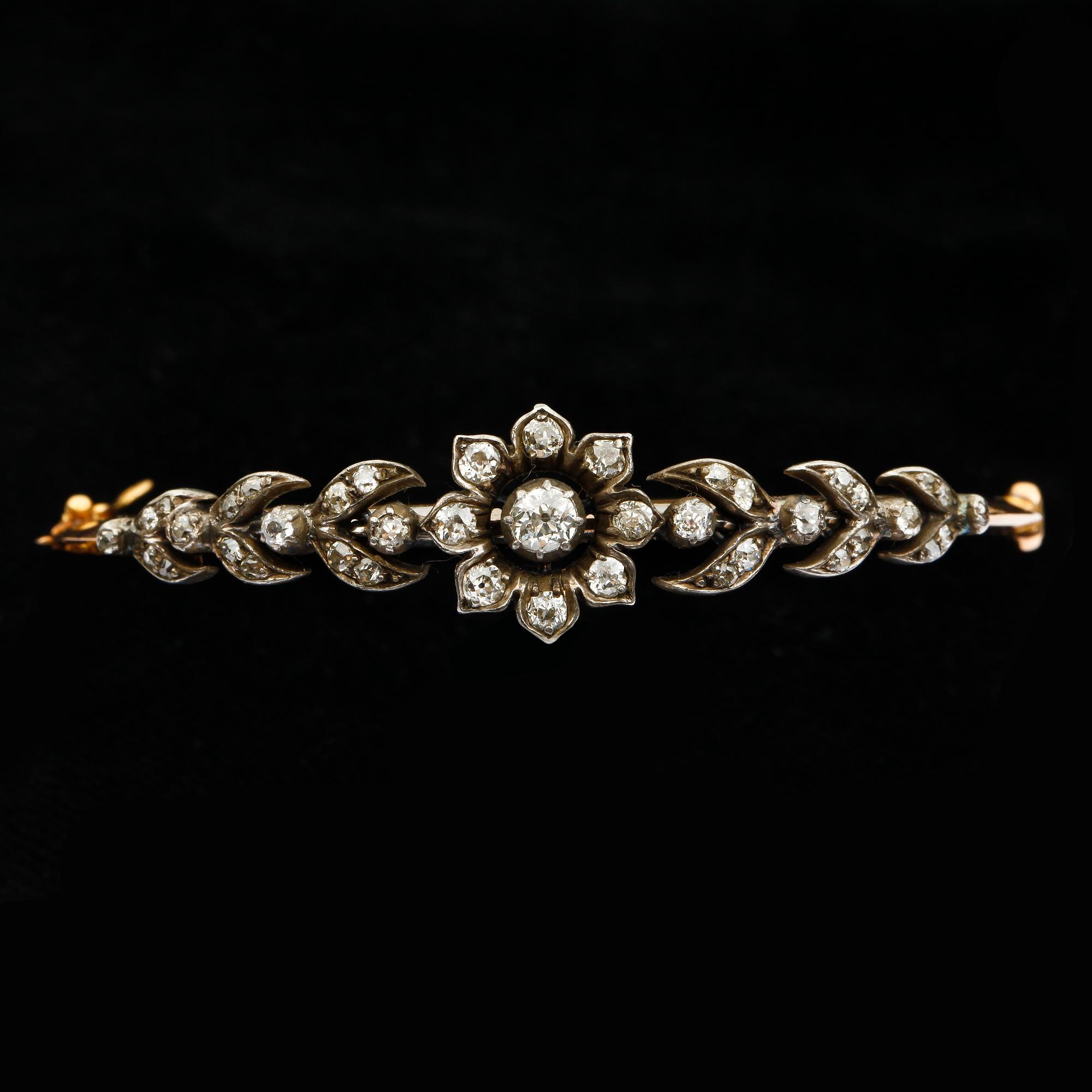 ARMRING, 14k guld och silver med antikslipade diamanter, tot ca0,90ct. Tidigt 1900-tal. Vikt 11,8g.