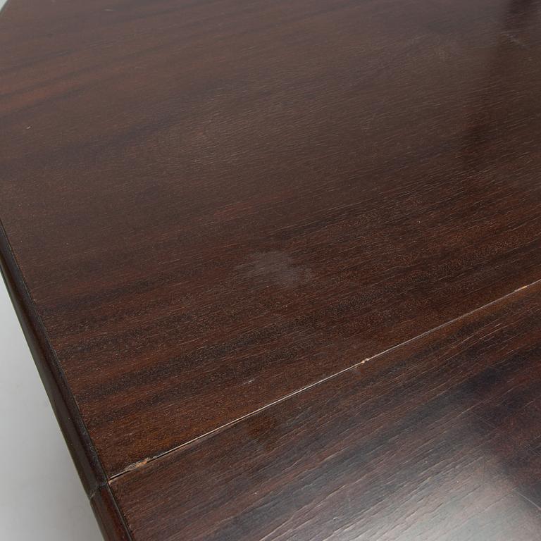 A dining table, Hepplewhite style, later half of the 20th century.