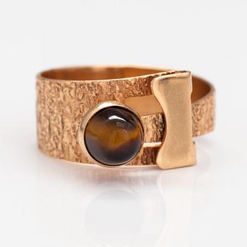 A 14K gold ring with a tiger's eye. Jalosepot Oy, Lahti 1968.