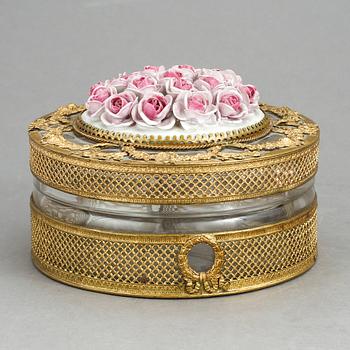 SKÅL MED LOCK, gustaviansk stil, omkring år 1900.