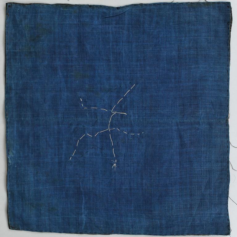 RANGMÄRKEN, 8 st., siden, s.k. Buzis. Ca 28-33 x 29,5-33,5 cm vardera. Kina omkring 1900.