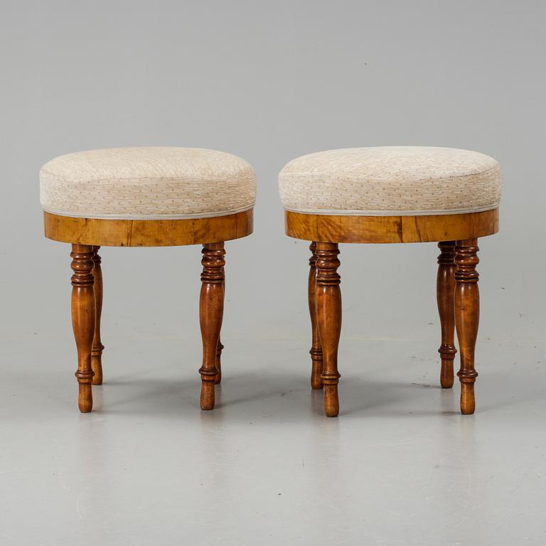 TABURETTER, ett par, senempire, 1800-tal.