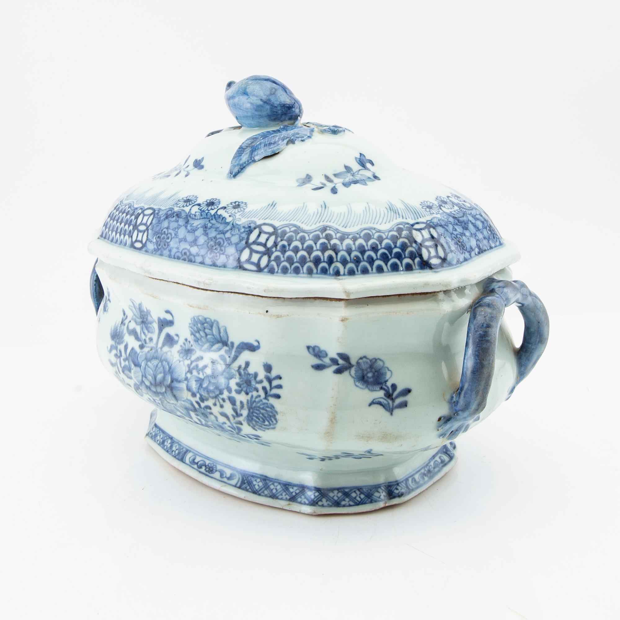 A Chinese blue and white export porcelain tureen with cover, Qing dynasty, 18th century.