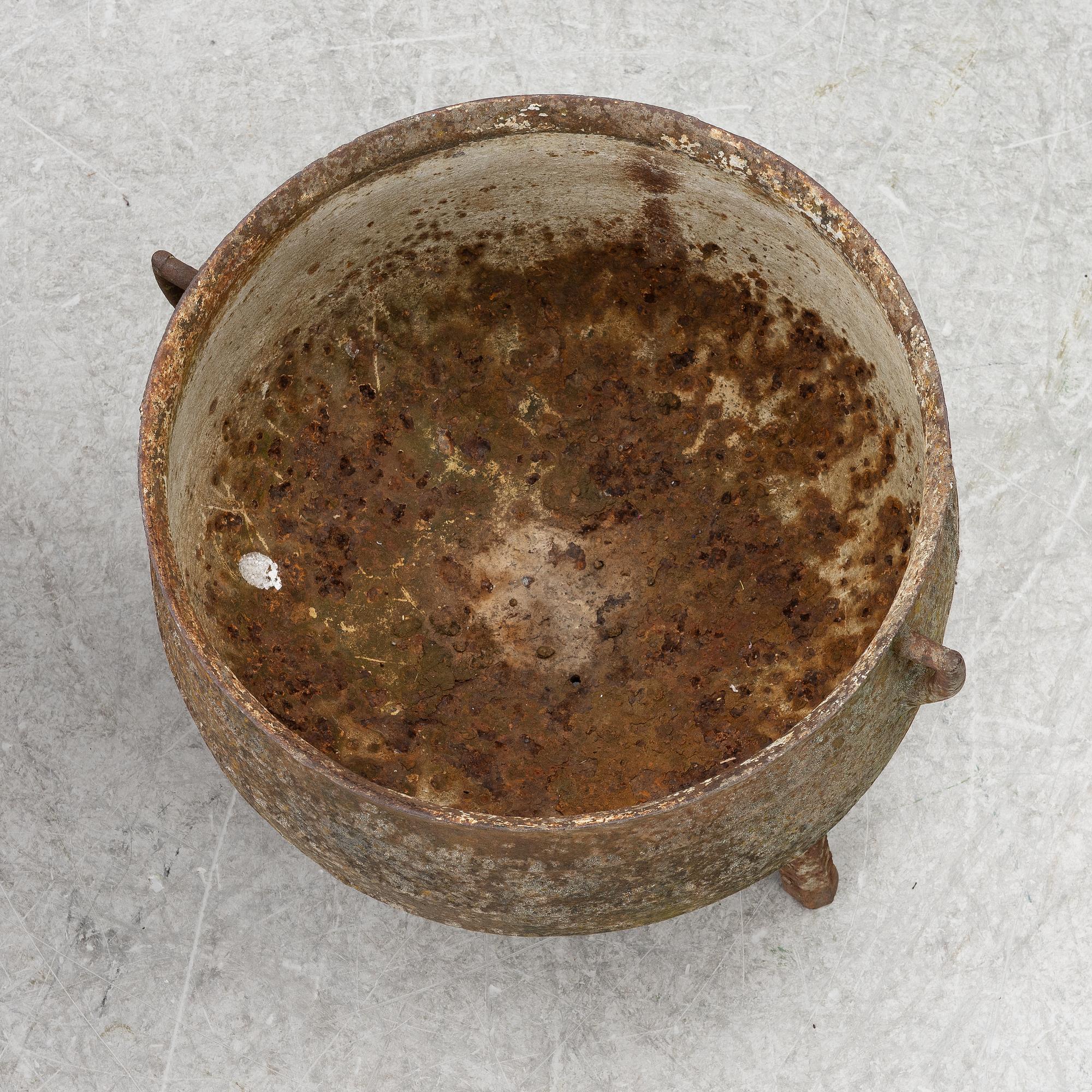 Two pots, 19th century.