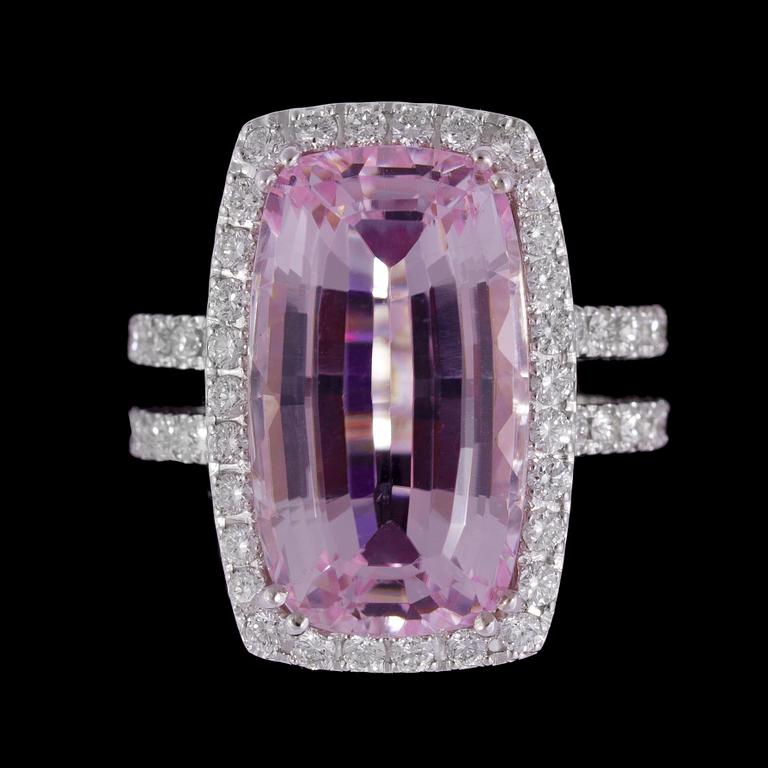 A kunzite, 22 cts, and brilliant cut diamond ring, tot. 0.96 cts.