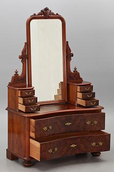 SPEGELBYRÅ, nyrenässans, 1800/1900-tal.