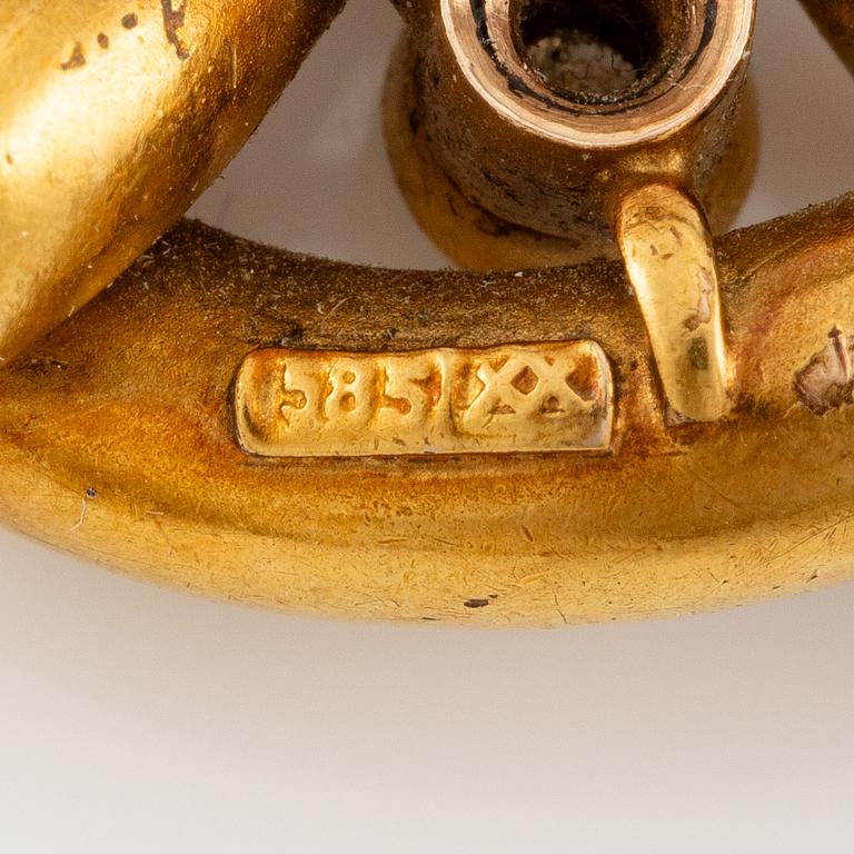 Brooch 14K gold with an old-cut diamond.