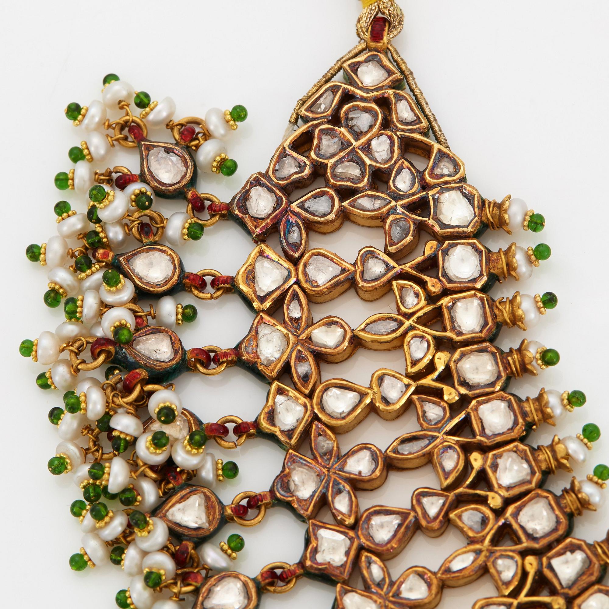 An Indian demi parure comprising a necklace and a pair of earrings.
