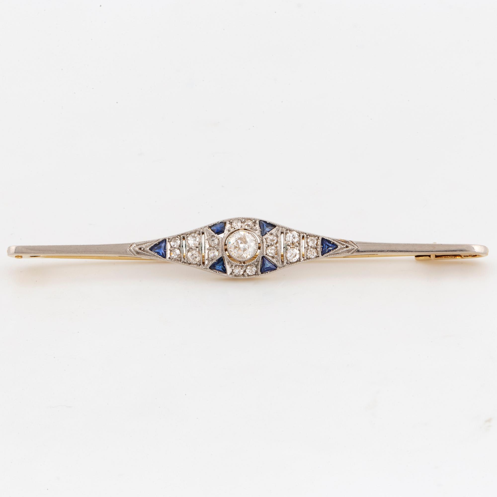 BROSCH, med gammalslipade diamanter och safirer.