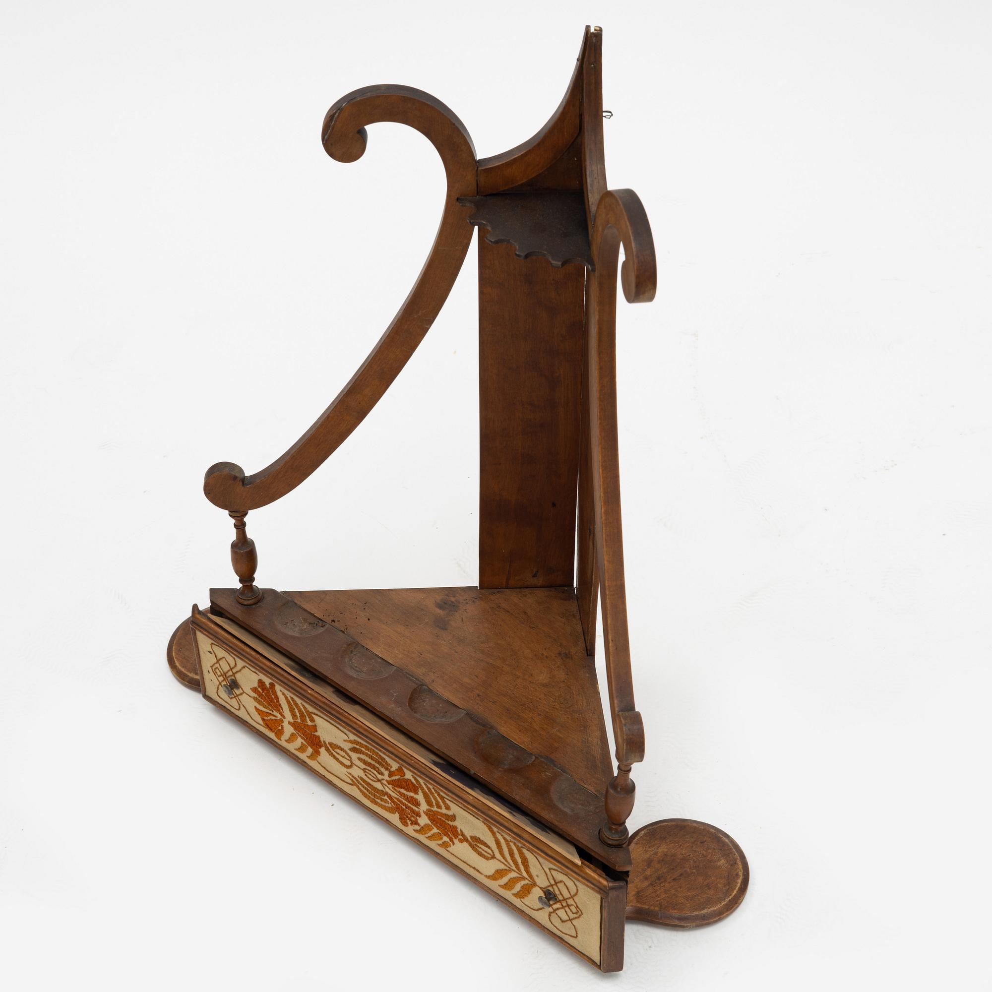 A pipestand and four pipes, circa 1900.