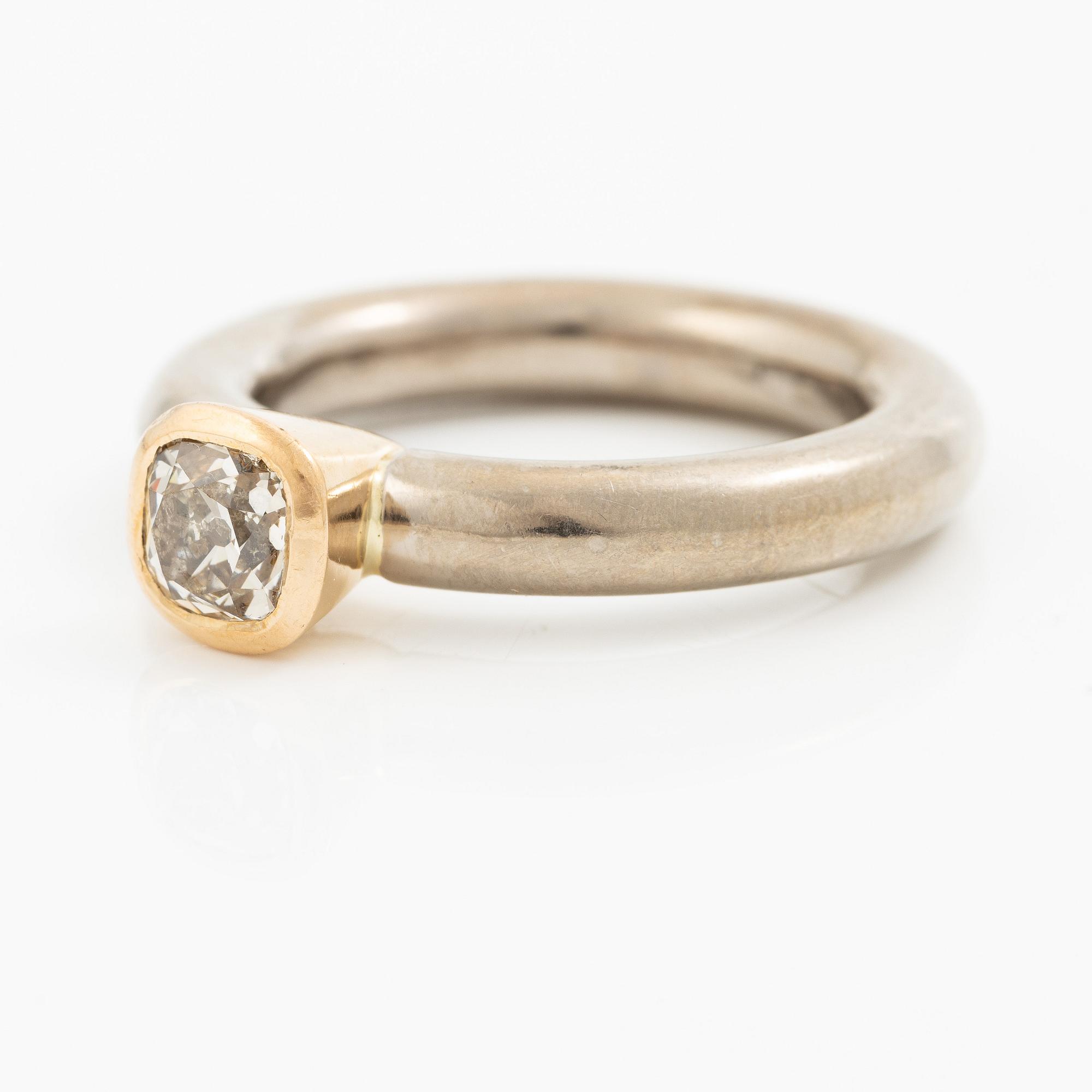 Ring in 18K gold and white gold with a cushion-shaped old-cut diamond.