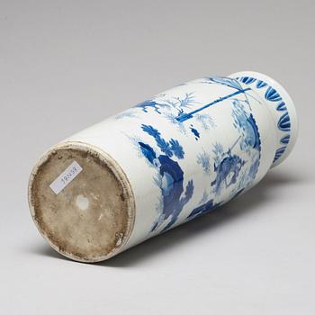 A large blue and white Transitional "Rolwagen" vase, 17th Century.