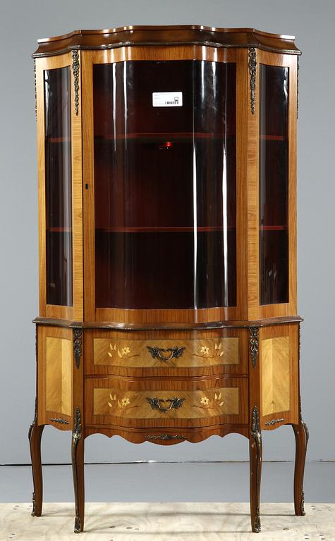 VITRINSKÅP, Louis XV-stil, 1900-tal.