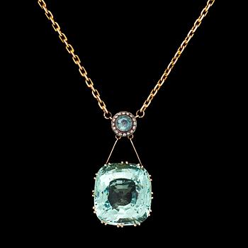 945. HÄNGSMYCKE, obehandlad fasettslipad akvamarin med rosenslipade diamanter och blå safir. Sekelskifte 1900.