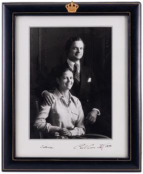 Royal photograph, King Carl XVI Gustaf och drottning Silvia, signed and dated 1977. Photo signed Claës Lewenhaupt.