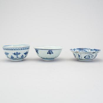 SKÅLAR, 3 st, blåvitt porslin, Kina, Mingdynastin (1368-1644).