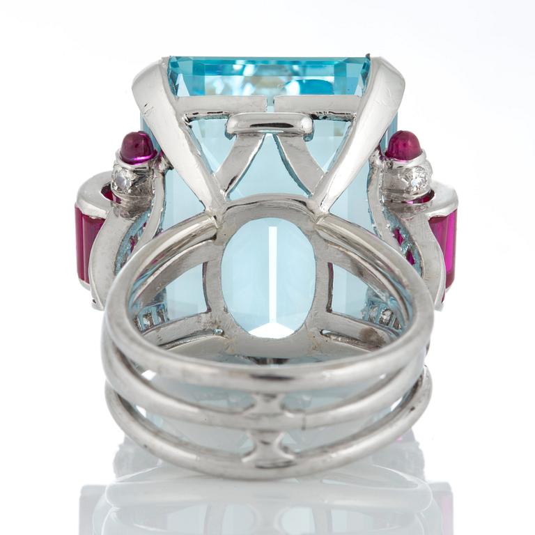 Ring med en fasettslipad akvamarin ca 35 ct och trappslipade rubiner total vikt ca 1.50 ct.