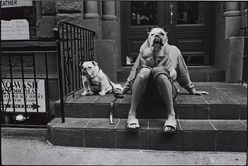 98. Elliott Erwitt, "New York City", 2000.