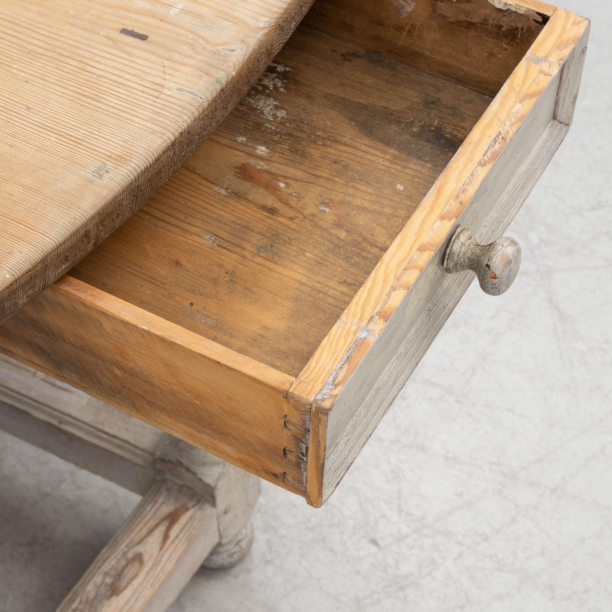 A gate leg table 18th/19th century.