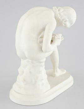 FIGURIN, parian, Gustavsberg, märkt Cop. GE samt daterad 1901 i godset.