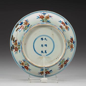 A wucai dish Ming dynasty, with Wanli's six character mark and period (1573-1619).