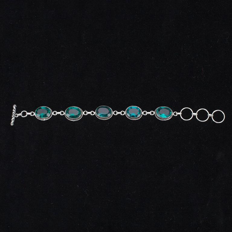 ARMBAND, silver med gröna fasettslipade stenar.