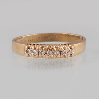 RING, 18K guld med 7 briljantslipade diamanter, Iduna, Varberg. Vikt 2,6 gram.