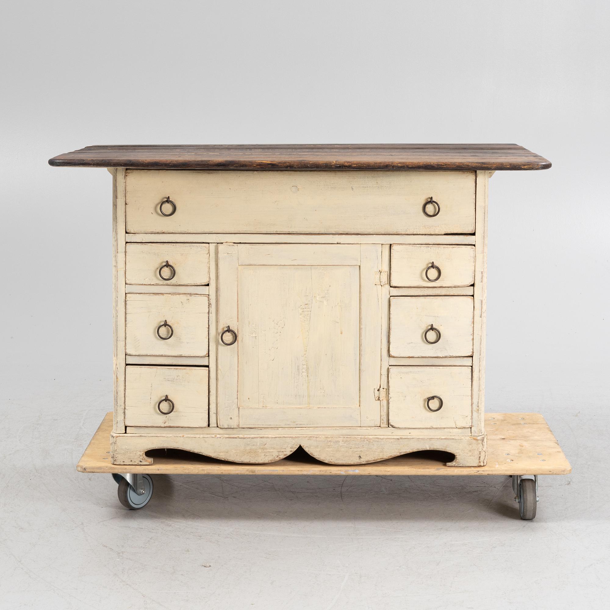 A painted cupboard, from around the year 1900.