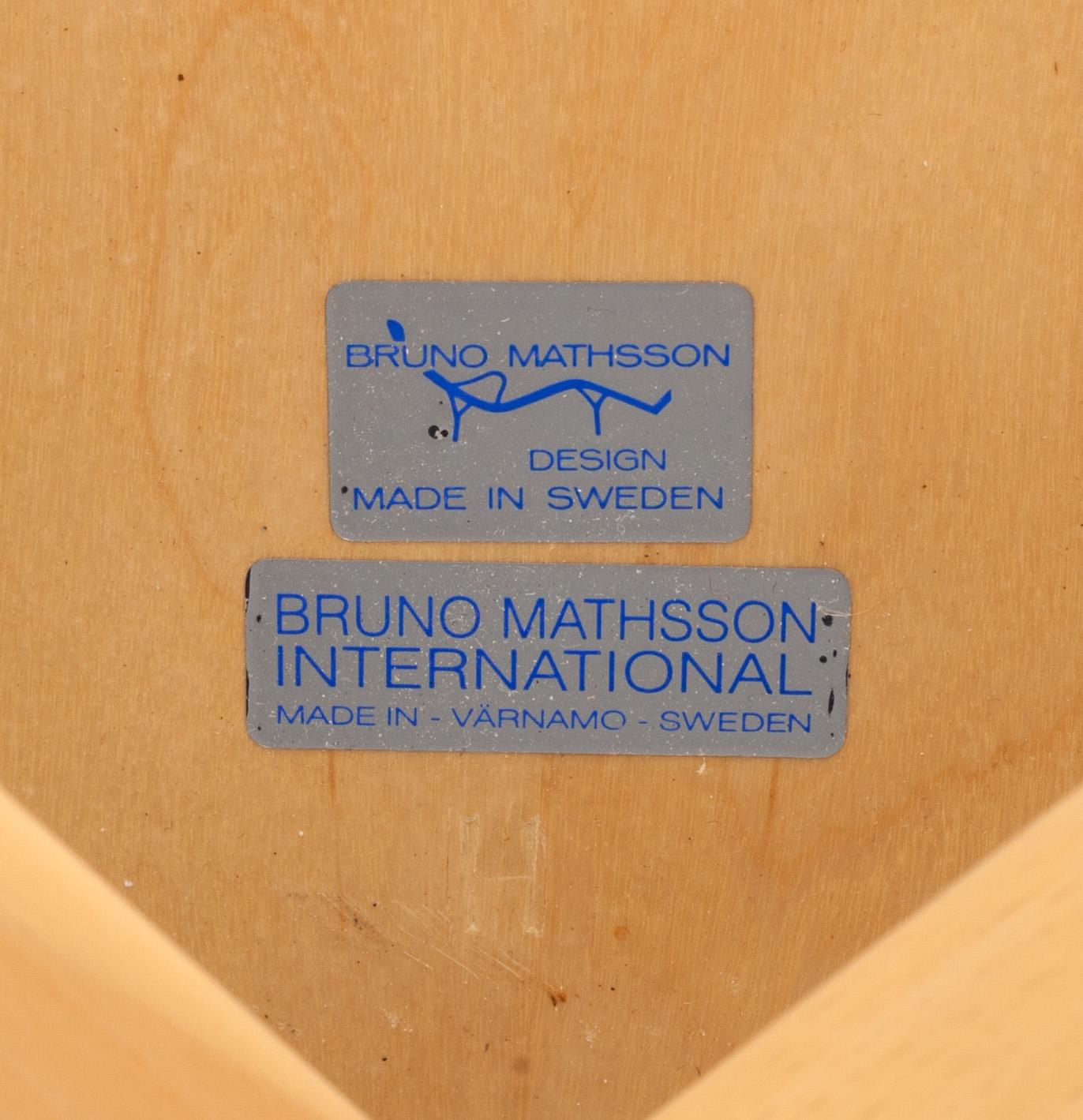 BORD, etikettsmärkt Bruno Mathsson International.