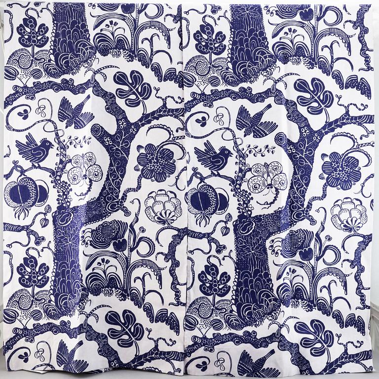 A pair of linnen curtain lengths, "Djungel" design Josef Frank for Svenskt Tenn. 230 x 120 cm.