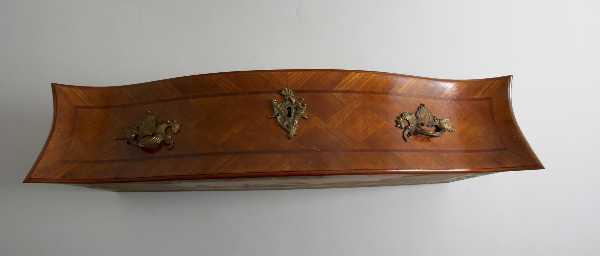 BYRÅ, rokoko, 1700-talets mitt.