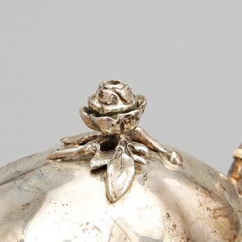 KAFFESERVIS, 3 delar, silver, rokokostil, svenska importstämplar, 1900-tal. Total vikt ca 897g.