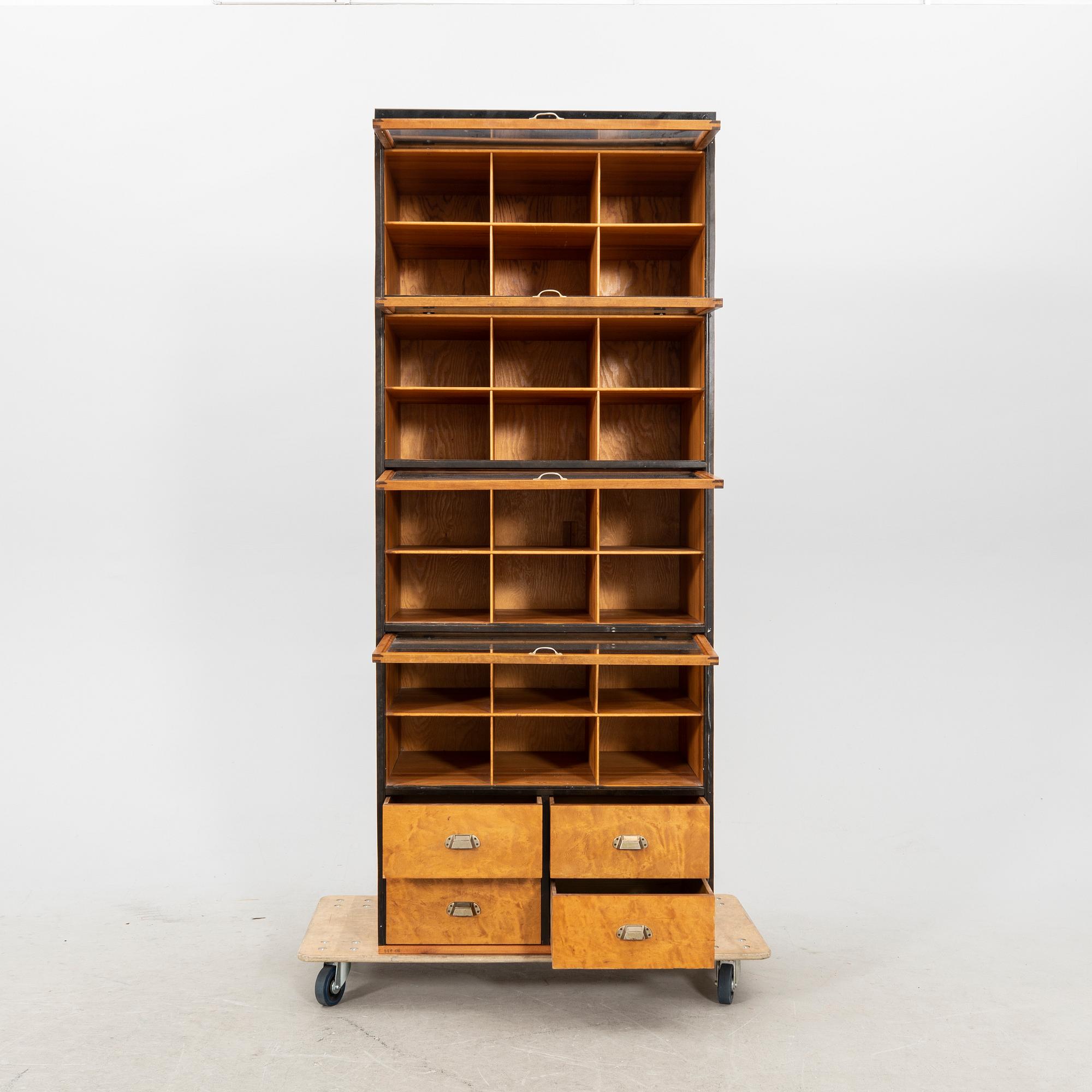 Skåp 1900-talets första hälft.