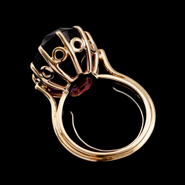 RING, 14 k guld, ametist 21.03 ct. Tot vikt ca 10 g.