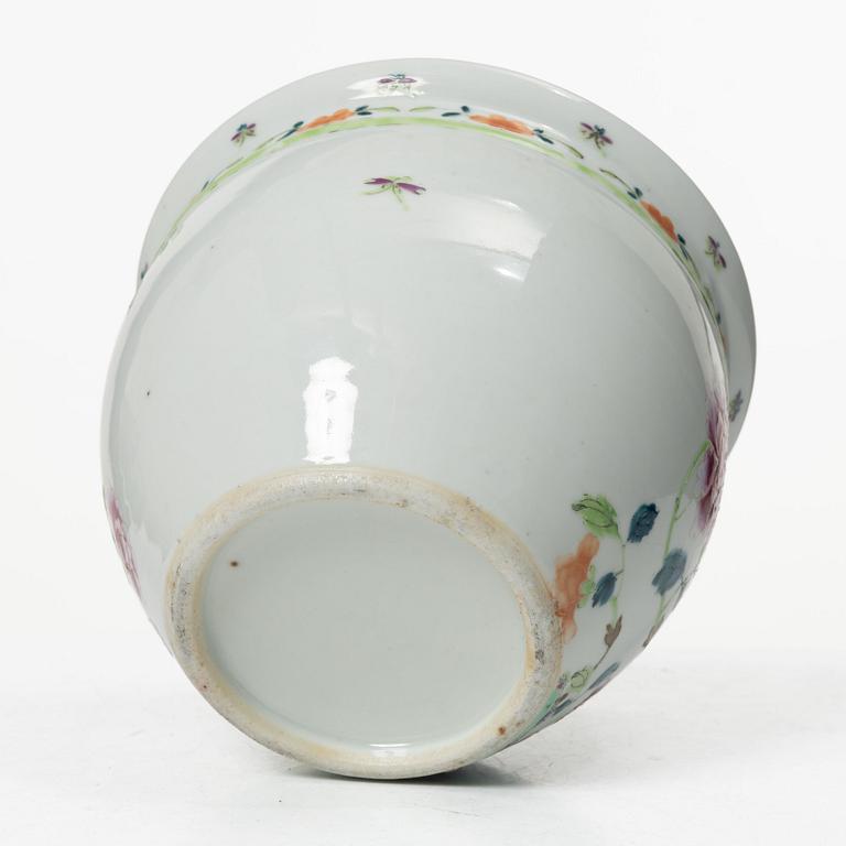 Mugg samt ytterfoder, porslin. Kina, Qingdynastin.