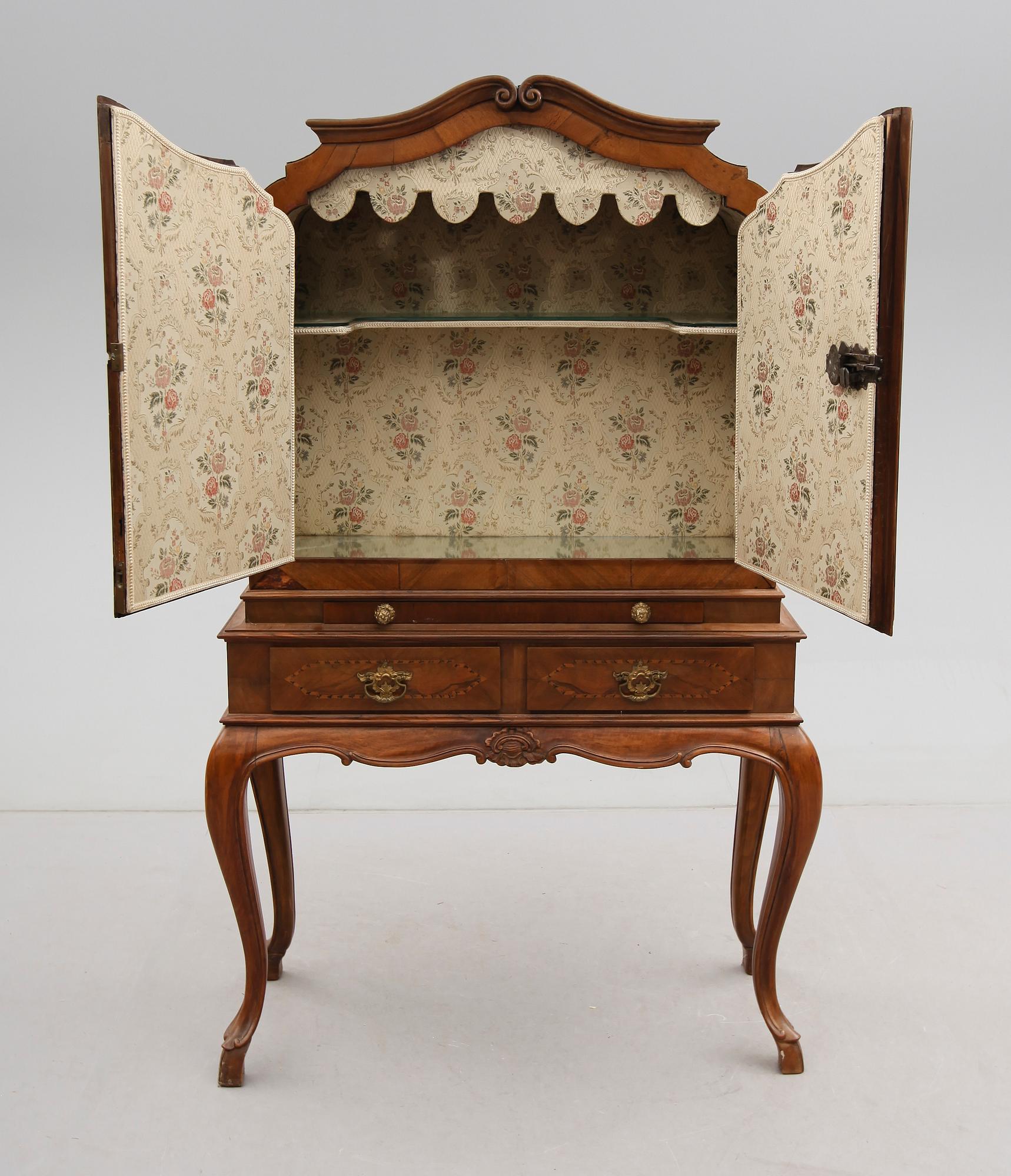 SKÅP PÅ BENSTÄLLNING, delvis rokoko, Sydeuropa, 1700-/1900-tal.