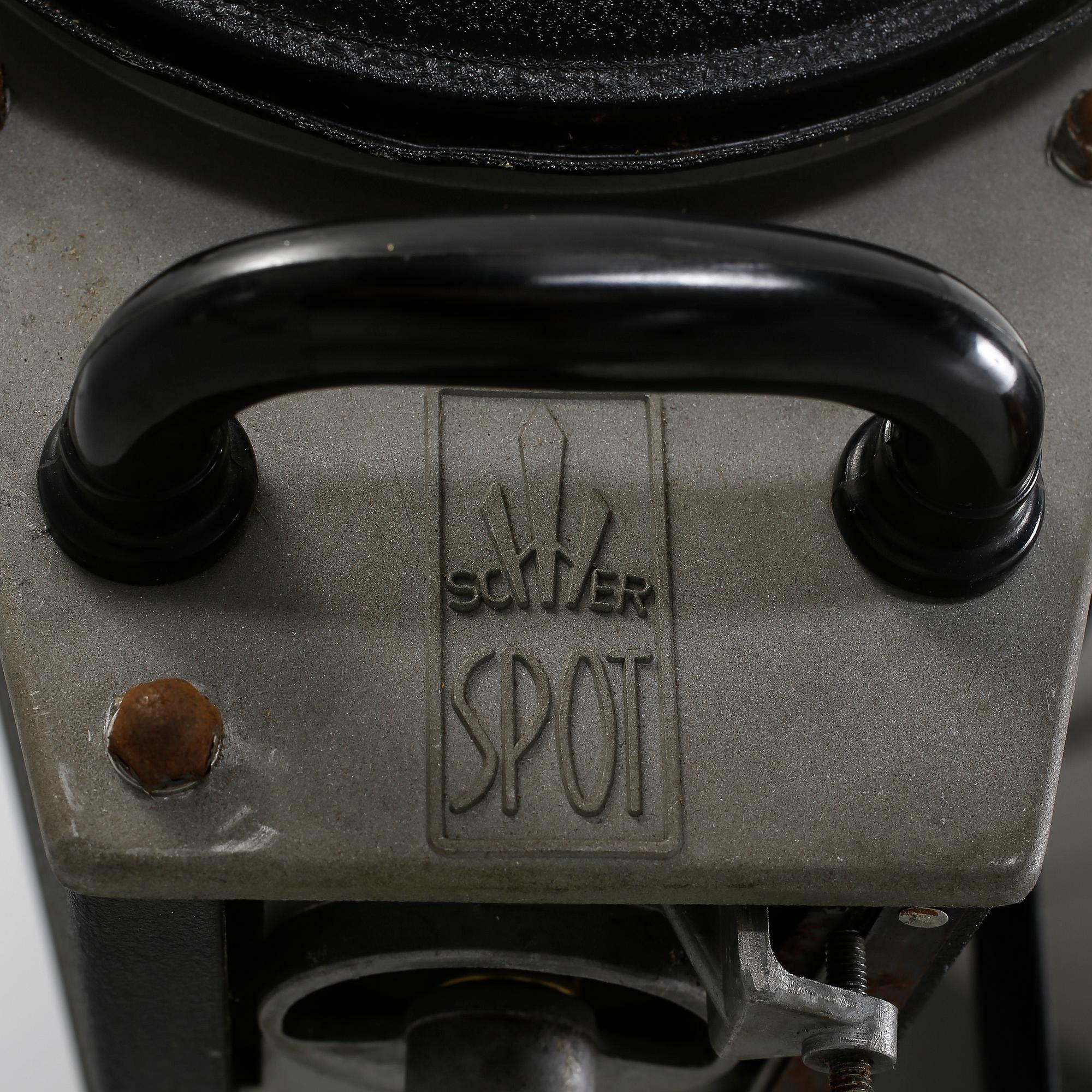 STUDIOSTRÅLKASTARE OCH STRÅLKASTARE PÅ FOT, 1940-50-tal.