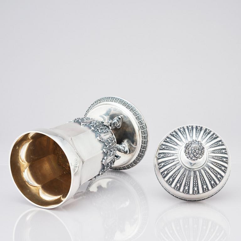 Bägare med lock, silver, svenska importstämplar samt K Anderson, Göteborg 1913.