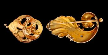 BROSCHER, 2 st, 18K guld, svenska stämplar 1888 och 1950. Total vikt ca 12 g.