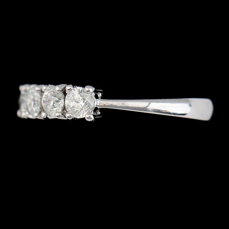 RING, 18K vitguld, 7 briljantslipade diamanter tot ca 1.33 ct.