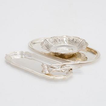 Fat, 2 st, silver, Italien och Tyskland, samt skål och ett par saltskedar, England, 1900-talets senare hälft.