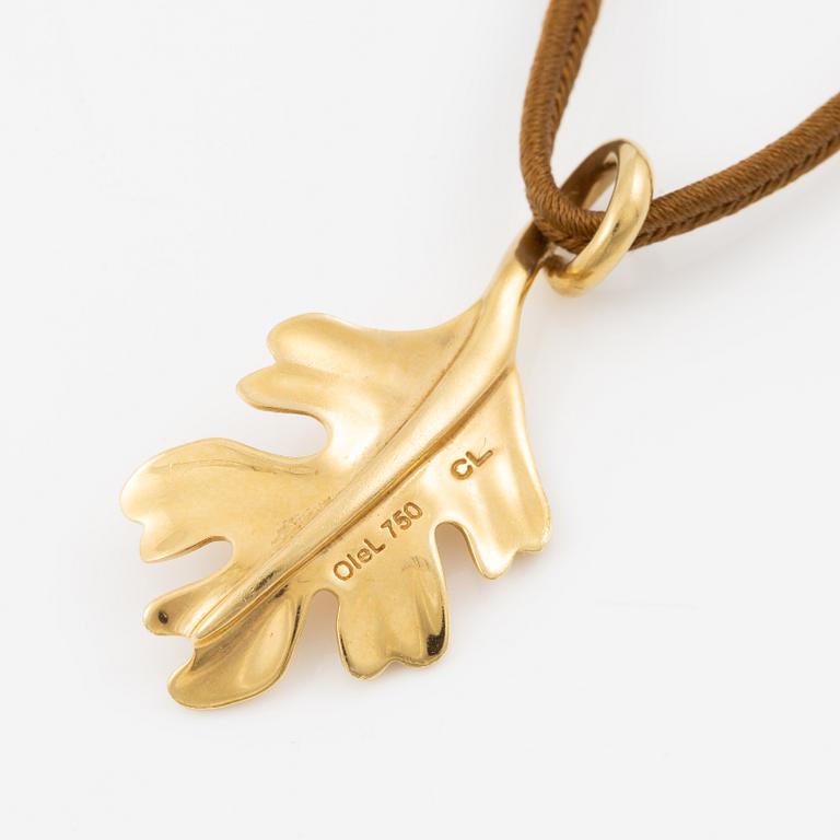 Ole Lynggaard, Charlotte Lynggaard, pendant, 18K gold, in the shape of an oak leaf.