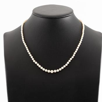 Collier med doserade odlade pärlor, lås 18K vitguld med cabochonslipad smaragd.