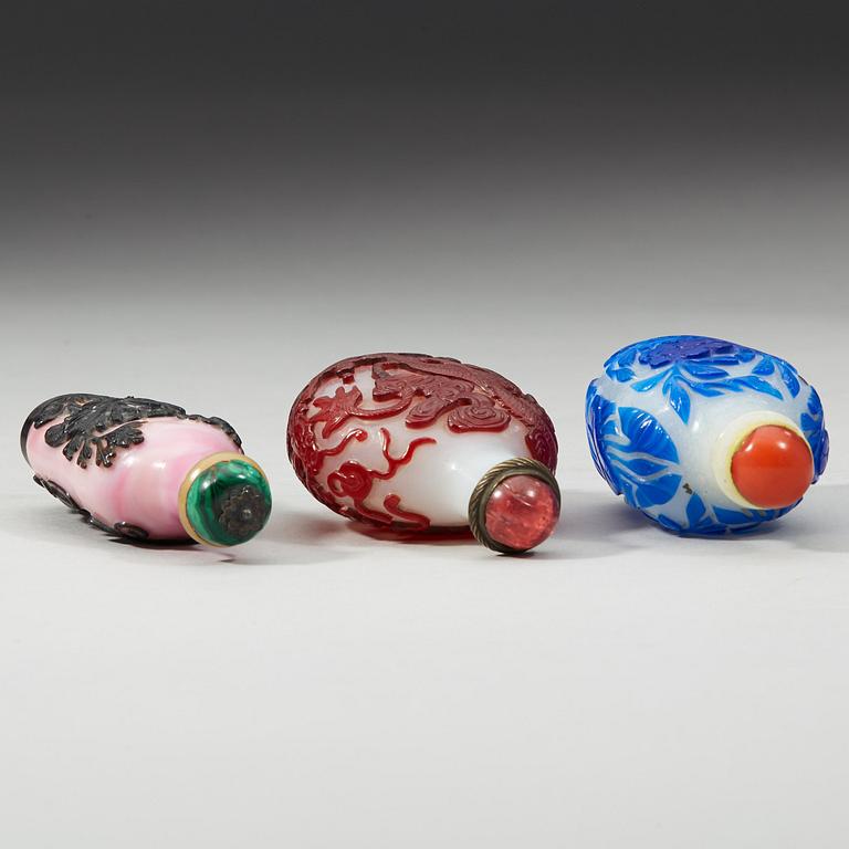 A group of three Snuff bottles with stoppers, Qing dynasty, (1644-1912).