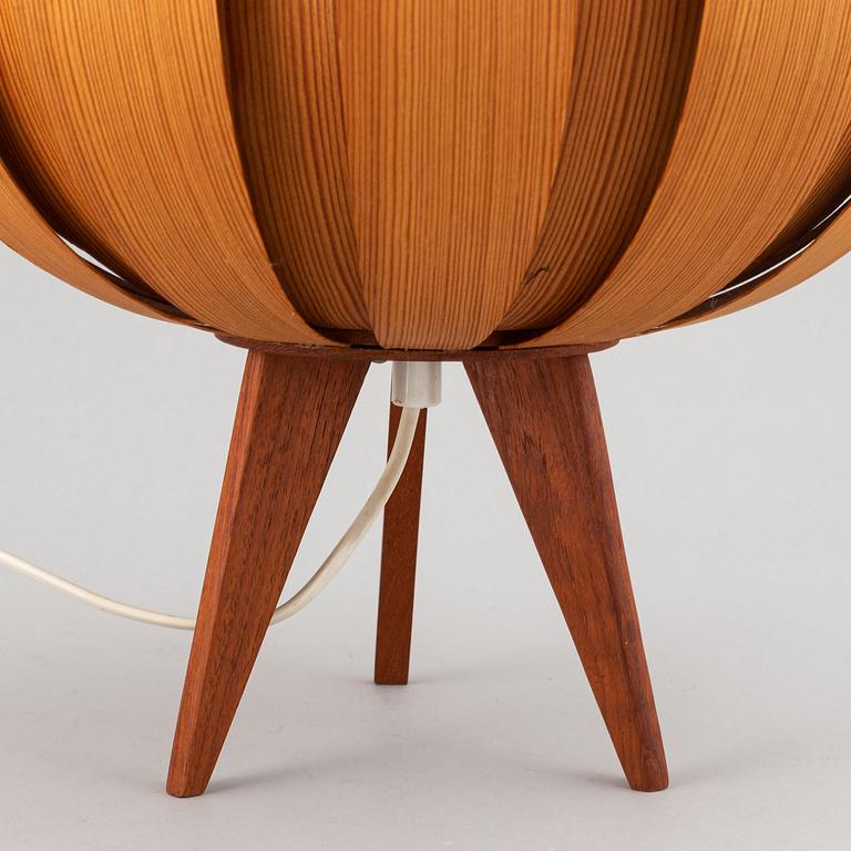 A pinewood table lamp, second half of the 20th century.