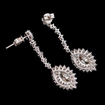 ÖRHÄNGEN, 18 k vitguld, navett och briljantslipade diamanter tot ca 2.43 ct.