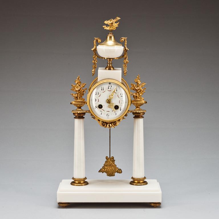 BORDSPENDYL, Louis XVI-stil, 1900-talets andra hälft.