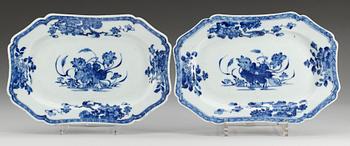 51. STEKFAT, ett par, porslin. Qing dynastin. Qianlong (1736-95).