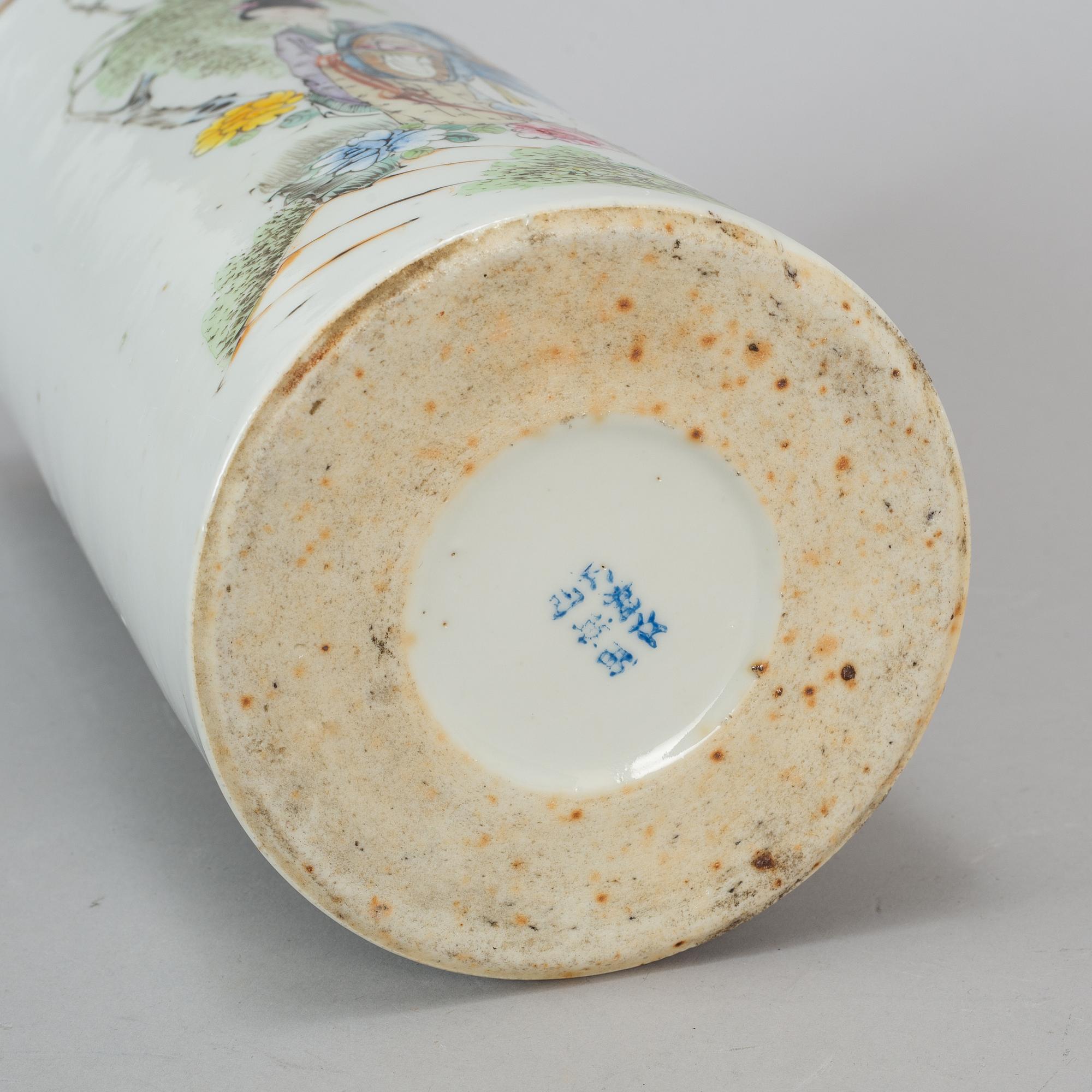 A Chinese famille rose hat stand, first half of the 20th century.